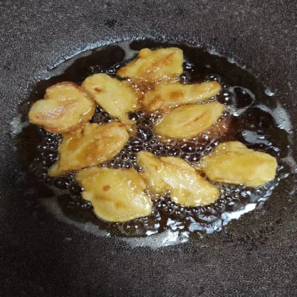 Goreng di minyak panas hingga matang.