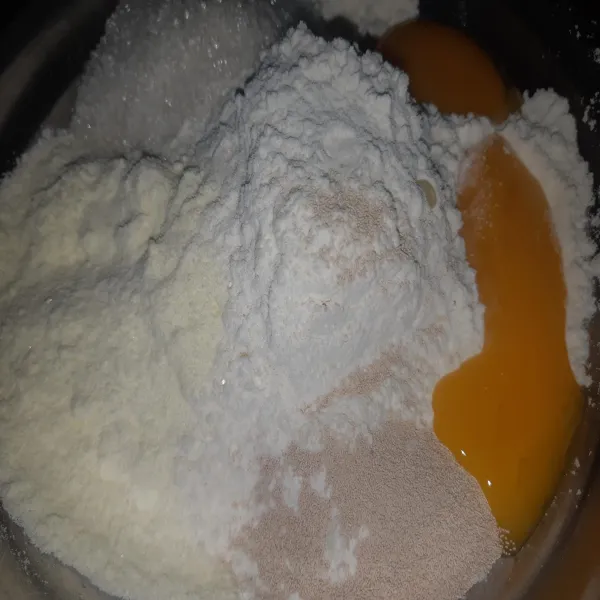 Siapkan tepung terigu, 2 buah kuning telur, fermipan, gula, dan susu bubuk