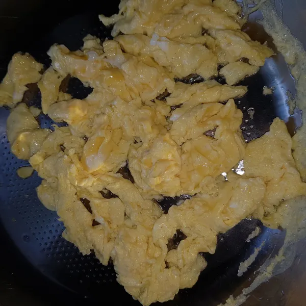 Panaskan secukupnya minyak dalam wajan, kemudian masukkan kocokan telur dan buat orak arik.