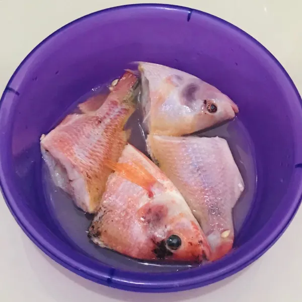 Cuci bersih ikan lalu rendam dengan perasan air jeruk nipis dan sejumput garam