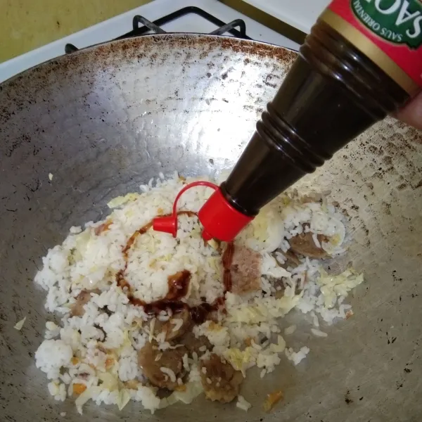 Beri saus tiram dan garam masak hingga nasi goreng matang