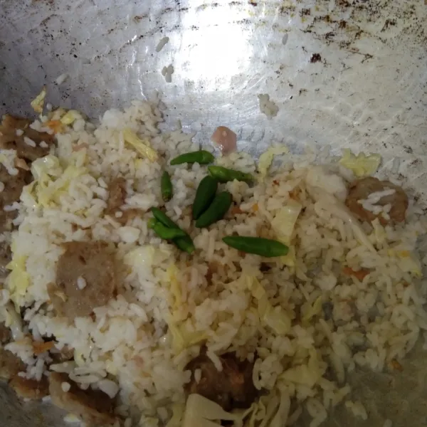 Masukan cabe rawit utuh, masak sebentar saja