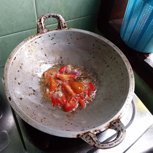Goreng tomat, cabai dan bawang