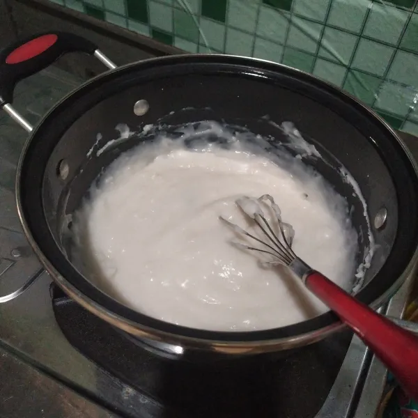 Masak hingga mengental, gunakan api kecil agar tidak gosong.