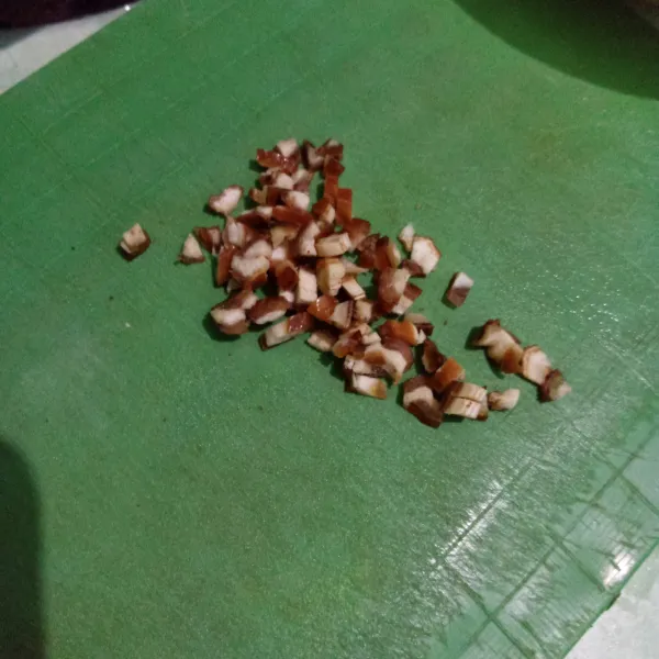 Cacah buah kurma, sisihkan.