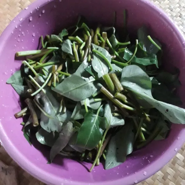 Potong kangkung, lalu cuci bersih dan tiriskan.