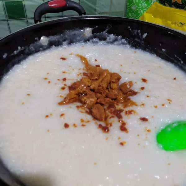 Masukkan gula kelapa dan gula pasir.