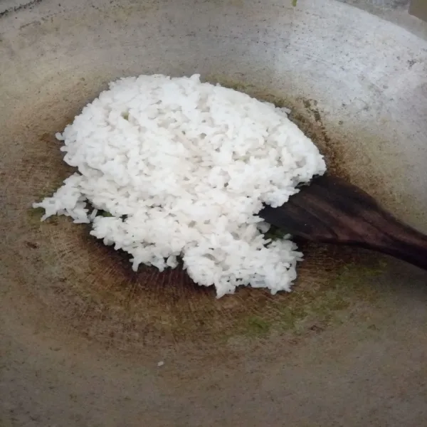 Masukkan nasi, aduk rata