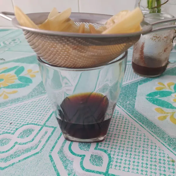 Setelah 24 jam saring kopi menggunakan saringan dan kertas filter. Saring sampai air kopi menetes semua, jangan ditekan supaya ampas kopi tidak ikut. Setelah disaring simpan kembali kopi dalam botol tertutup dan simpan dikulkas. Atau bisa langsung digunakan.