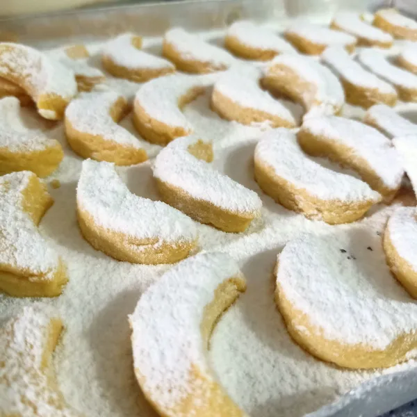 Keluarkan dari oven biarkan agak hangat lalu taburi dengan icing sugar atau pakai gula donat.