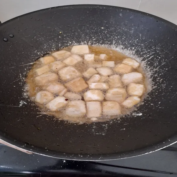 Goreng pada minyak panas hingga kecoklatan