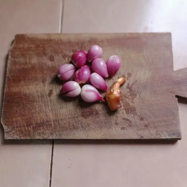 Iris bawang merah dan geprek temu kuncinya