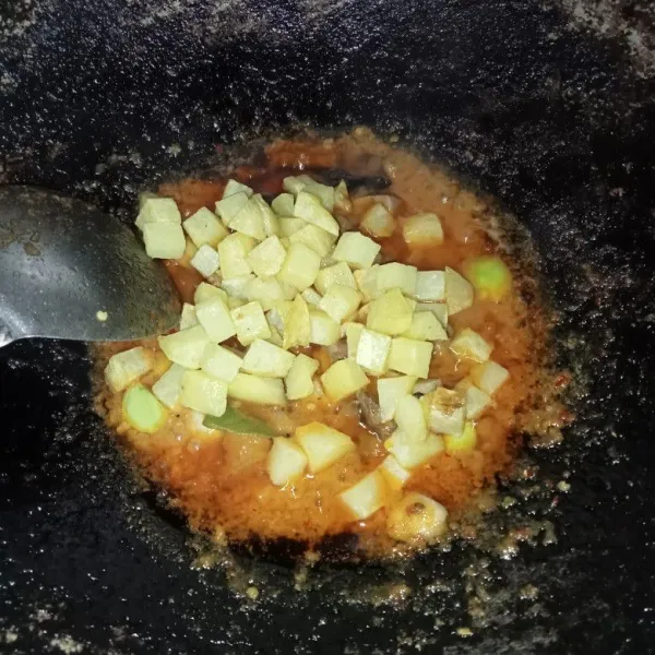 Masukkan kentang goreng dan aduk-aduk hingga meresap.