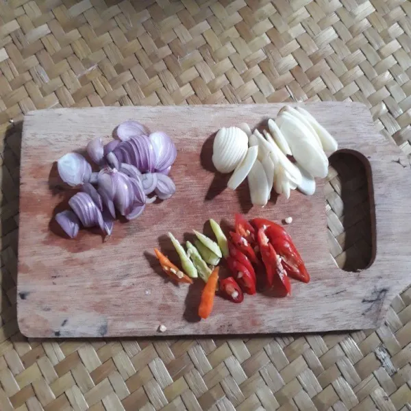 Iris tipis bawang merah, bawang putih dan cabe.