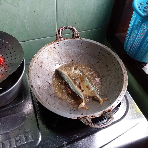 Goreng ikan sampai matang di minyak bekas menggoreng tadi, tiriskan