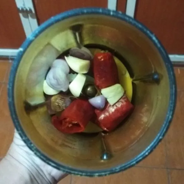 Ulek atau blender cabai merah, bawang merah dan bawang putih (saya blender dengan menambahkan sedikit air).