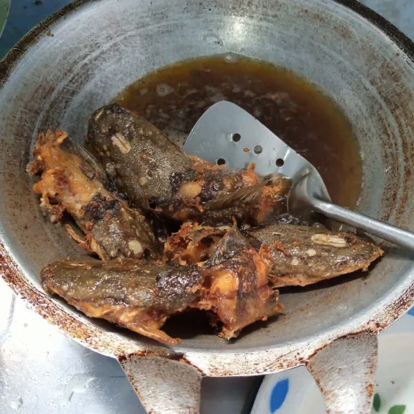 Goreng ikan lele sampai matang. Angkat dan tiriskan.