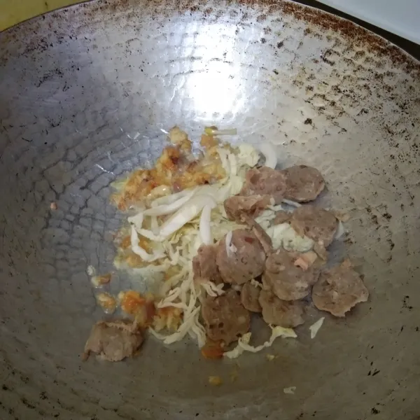 Masukan irisan kol, aduk rata