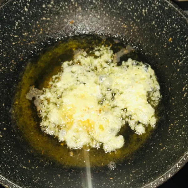 panaskan wajan tambah minyak yang banyak lalu masukkan 3 sdm telur lalu telur akan telur akan mengembang dan keriting