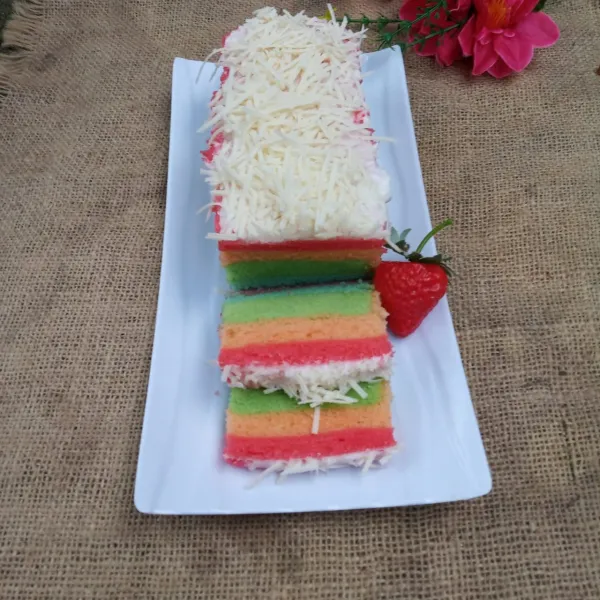 Olesi dengan buttercream lalu taburi keju parut. potong-potong. Sajikan.