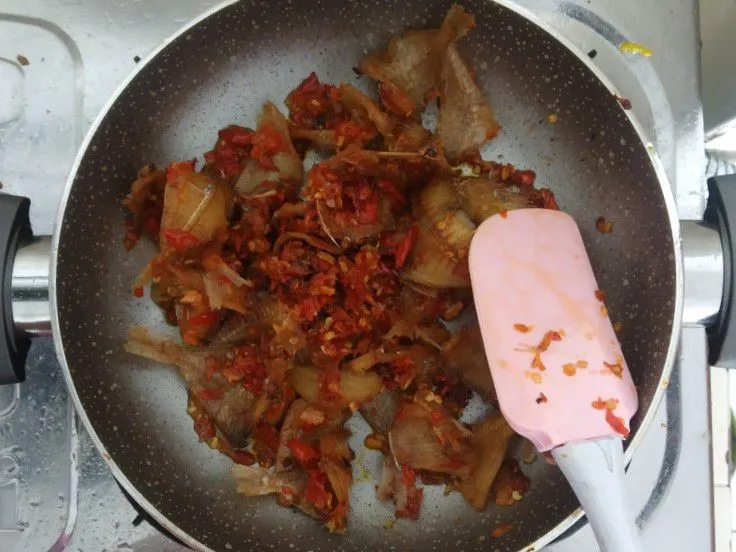 Masukkan ikan asin yang sudah digoreng lalu aduk sampai semua bumbu tercampur rata dan sajikan.