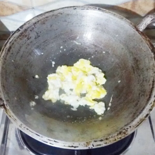 Panaskan sedikit minyak, lalu masukkan telur, orak arik telurnya. Masak hingga telur matang, angkat, sisihkan dulu.