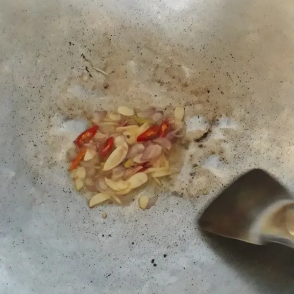 Panaskan minyak goreng, tumis bawang merah, bawang putih dan cabe hingga harum.