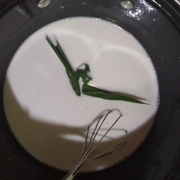 Tambahkan santan dan daun pandan. Aduk rata.