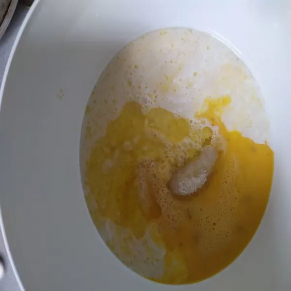 Masukan telur yang sudah dikocok, susu, 60gr gula dan unsalted butter yang sudah dilelehkan ke campuran ragi. Mixer dengan low speed sampai rata