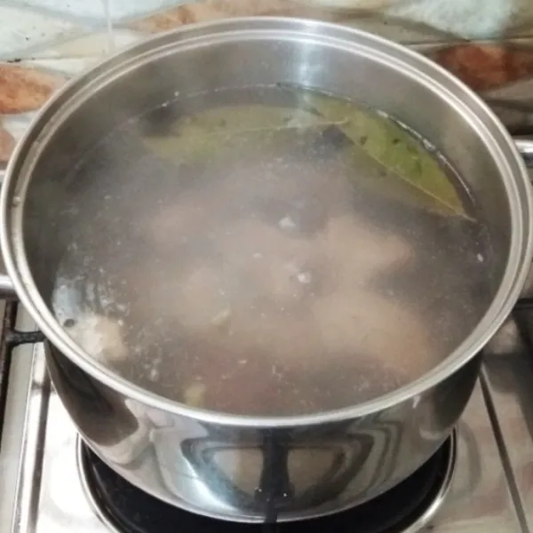 Panaskan air di dalam panci, masukkan daun salam, jahe, lengkuas dan kaldu bubuk. Setelah air mendidih masukkan ayam. Masak hingga ayamnya empuk.