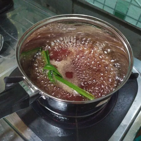 Rebus bahan kinca hingga mendidih. jika sudah dingin, saring kinca. Kemudian sajikan bersama dengan bubur sumsum.