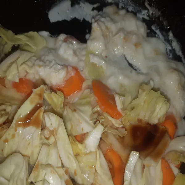 Masukkan wortel dan daun kol. Tumis sebentar, tambahkan telur. Orak-arik (antara telur atau sayuran dulu bebas ya memasaknya).