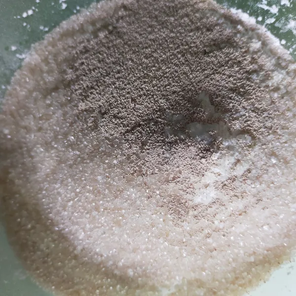 Siapkan wadah, masukkan tepung beras, tepung terigu, tepung tapioka, gula pasir dan ragi instan.