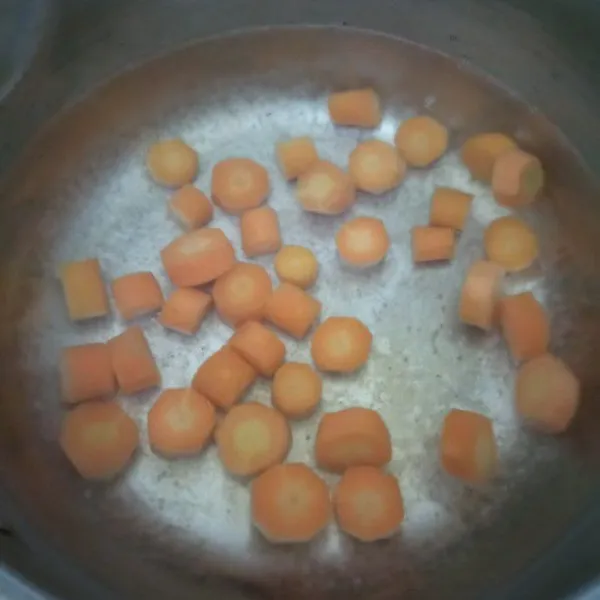 Rebus air hingga mendidih, masukkan wortel. Masak hingga empuk.