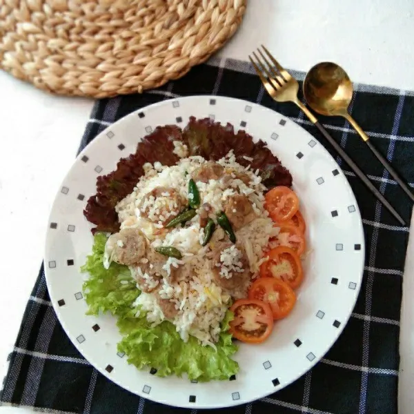 Salin dalam piring saji beserta daun selada dan irisan tomat