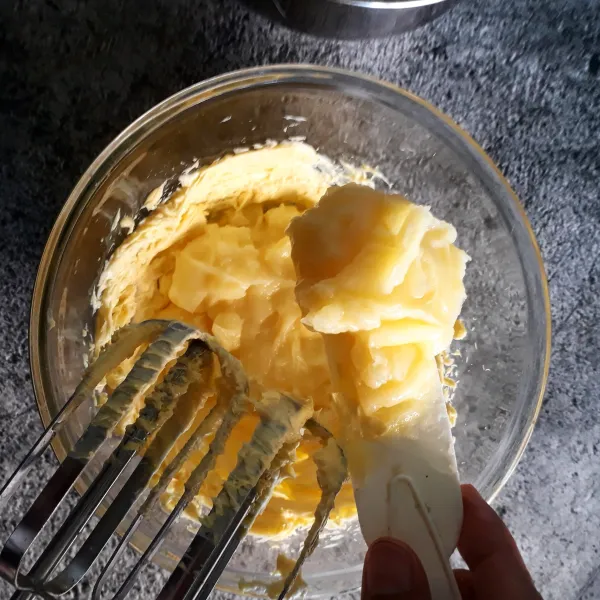 Masukkan vla ke dalam maragarin lalu mixer dengan kecepatan rendah hingga rata.