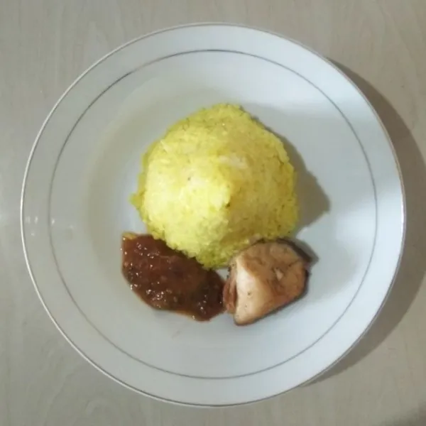 Siapkan piring saji. Cetak nasi berbentuk kerucut. Lengkapi dengan menu masakan lainnya. Siap dihidangkan.