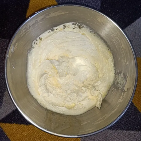 Kocok butter dan gula sampai mengembang dan putih dan halus, masukan kuning telur dan vanilla butter lalu kocok rata