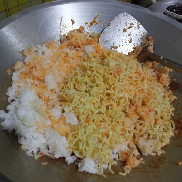 Masukkan nasi dan mie, aduk hingga tercampur rata dengan bumbu