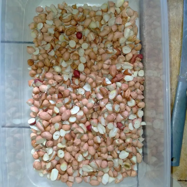 Potong menjadi 2 bagian kacang sampai selesai, sisishkan.