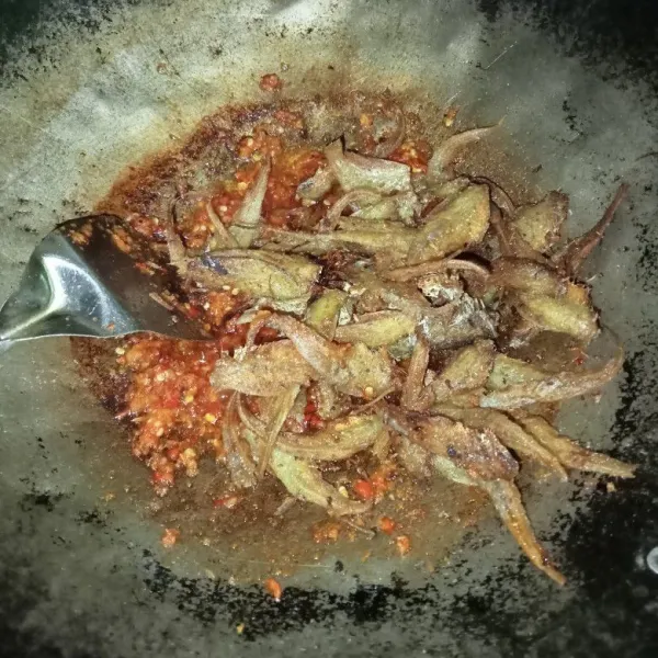 Masukkan ikan goreng dan aduk-aduk hingga meresap.