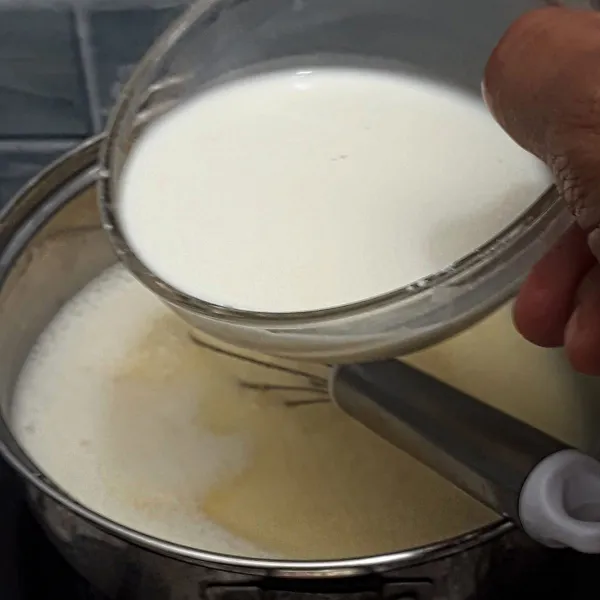 Campur susu cair, telur ayam, vanili bubuk, gula pasir dan vanili lalu aduk hingga benar-benar rata lalu saring. Masak hingga mendidih. Masukkan larutan tepung maizena sedikit demi sedikit sambil diaduk hingga mengental lalu dinginkan.