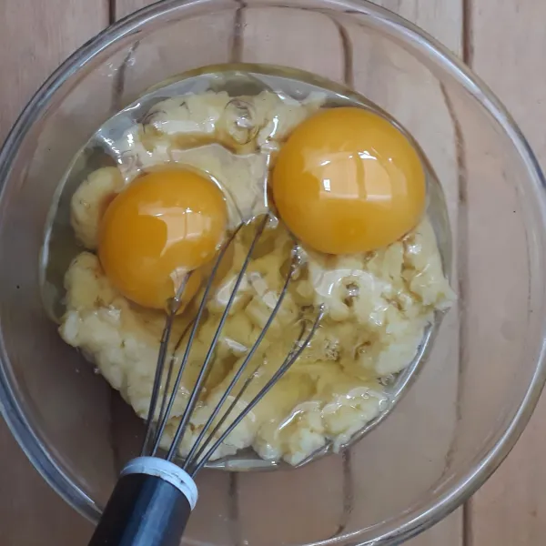 Masukkan telur ayam lalu aduk hingga rata dan halus.