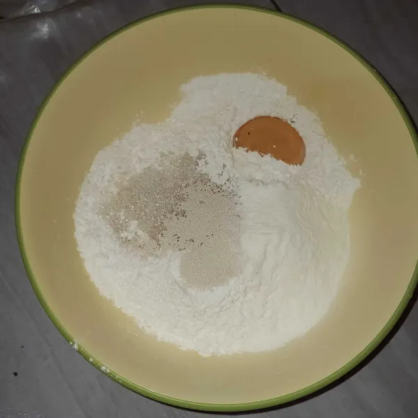 Campur tepung terigu, gula pasir, fermipan, susu bubuk dan kuning telur aduk rata