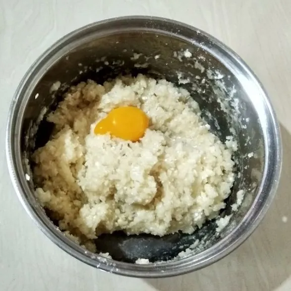 Setelah uap panasnya hilang, masukan kuning telur.