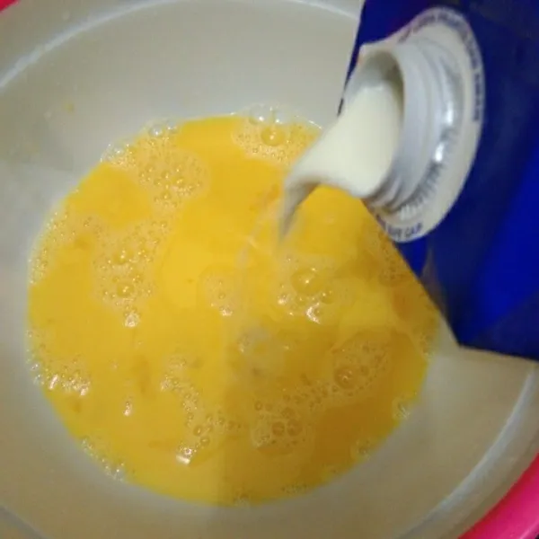 dalam wadah kocok lepas telur tambahkan susu full cream, aduk rata