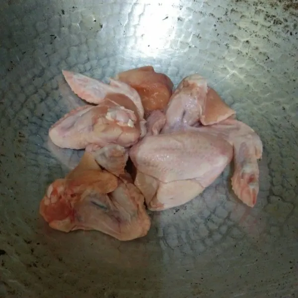 Cuci ayam, keringkan kemudian tata ayam pada wajan
