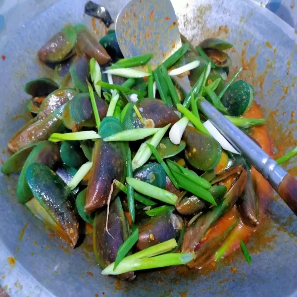 terakhir tambahkan daun bawang, aduk rata. koreksi rasa dan matikan api.