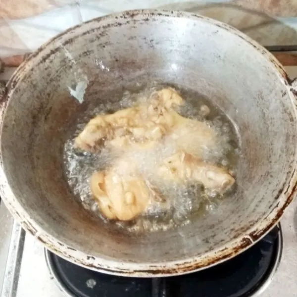 Panaskan minyak goreng ayam terlebih dahulu dengan api sedang. Hingga permukaan ayam kecoklatan. Angkat, tiriskan.