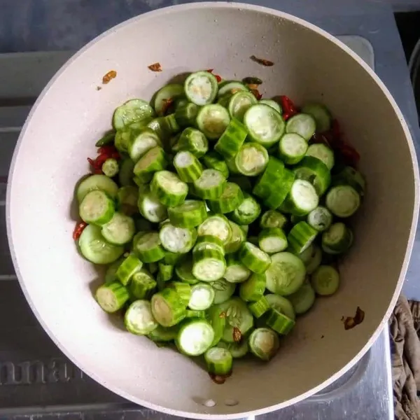 Masukkan timun dan emes, aduk-aduk dan masak sampai layu, tambahkan kaldu jamur, gula pasir dan garam